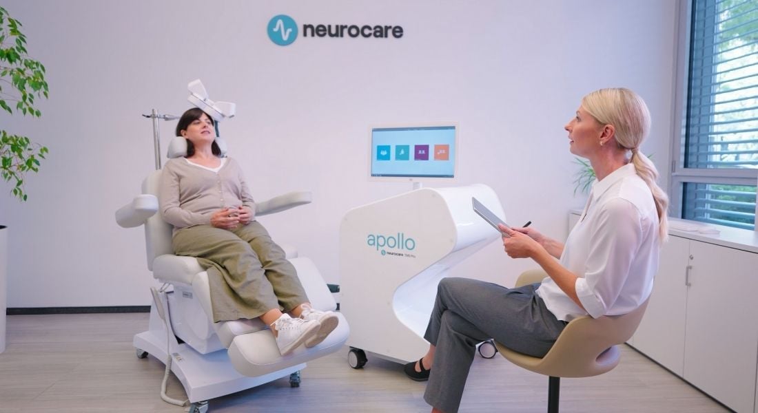 patient-clinician-neurocare-tms-pro-apollo