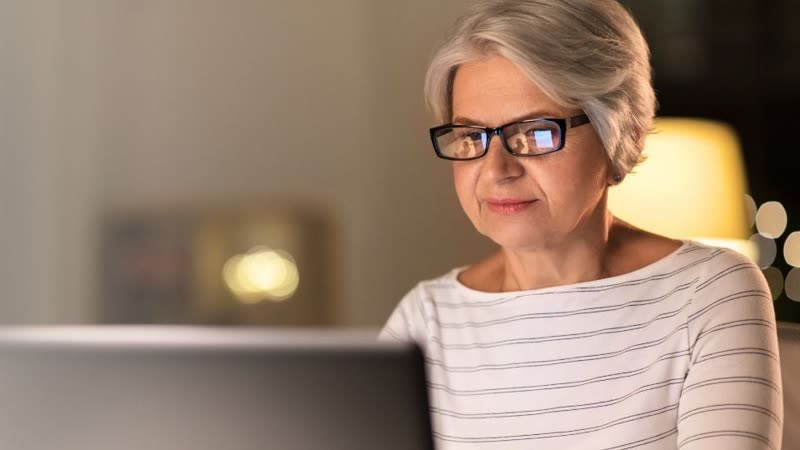 woman-looking-at-computer-laptop